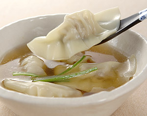 豆腐と落花生入りの豚ひき肉ギョウザスープ